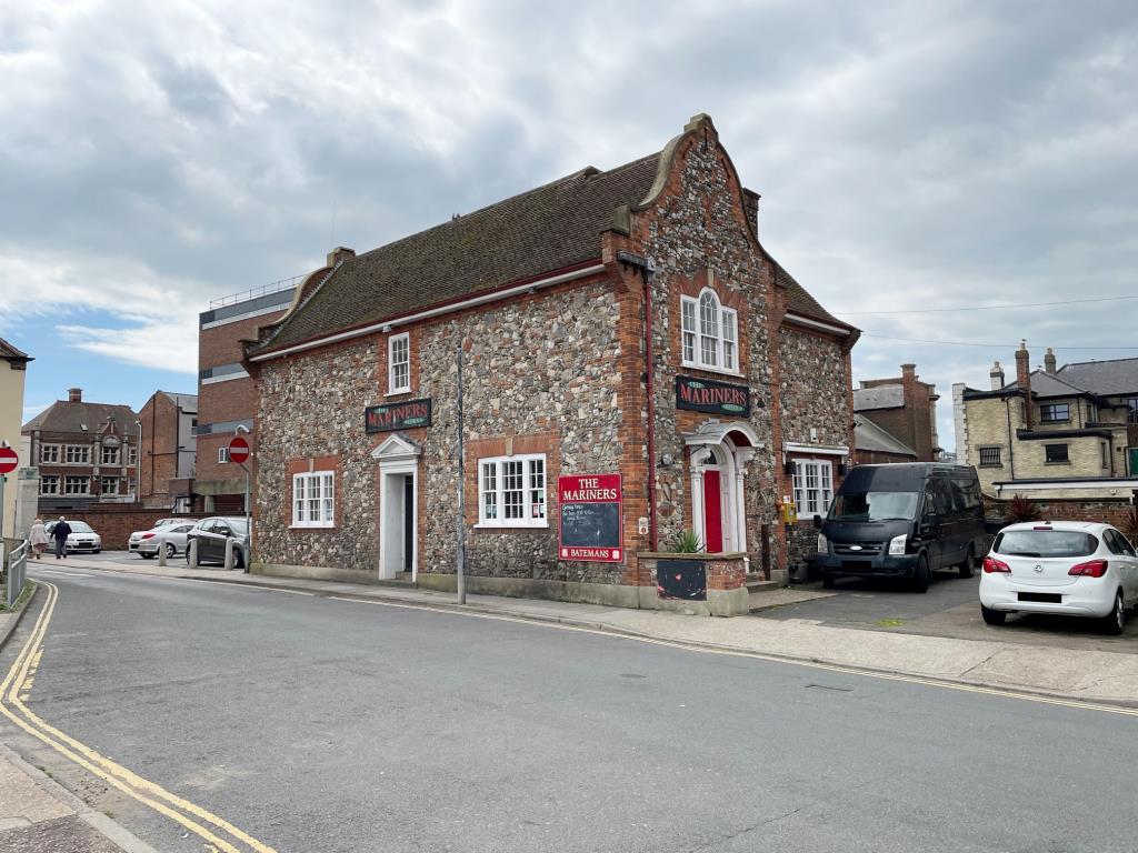 Lot: 109 - PUB WITH COURTYARD GARDEN AND FLAT ABOVE IN COASTAL TOWN - Bedroom 2 in the first floor flat above the mariners tavern